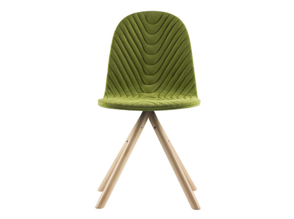 Krzesło Mannequin 01 zielone na naturalnych bukowych nóżkach. Krzesło tapicerowane w stylu skandynawskim. Zielone nowoczesne krzesła do salonu i jadalni to świetny wybór na długie lata. Szukasz krzeseł w stylu vintage? Wybierz Mannequiny