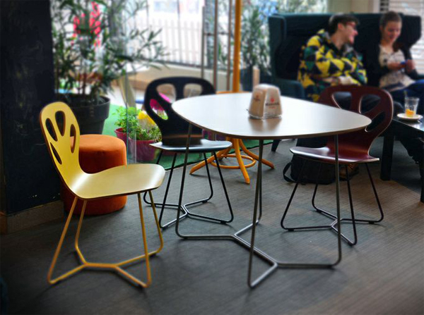 Krzesła Maple Iker. Kolorowe krzesła drewniane do kawiarni i pizzerii