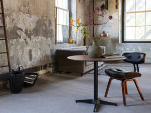 Krzesło Blackwood producenta Dutchbone. Designerskie krzesło w stylu vintage tapicerowane czarną skórą na drewnianych nogach. Krzesło inspirowane latami 50-tymi. Krzesło idealne do gabinetu, salonu i jadalni