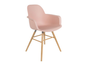Albert Kuip Zuiver modne krzesło z podłokietnikami w kolorze pudrowego różu na jesionowych nogach. Designerskie krzesło do jadalni jak i komercyjnych wnętrz