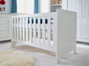 Łóżeczko dziecięce Calmo w kolorze białym producenta Pinio. Pokoik dla niemowlaka w stylu skandynawskim.