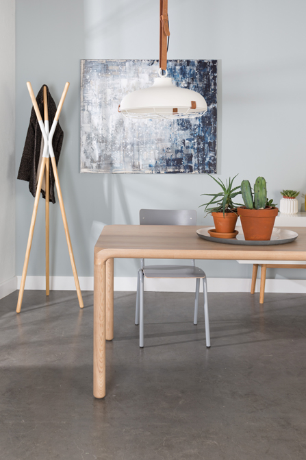 stół storm producenta zuiver. Drewniany stół jesionowy w stylu minimalistycznym