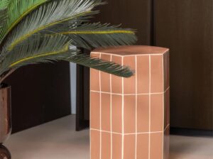 Ceramiczny stolik boczny Plu przygaszony róż Woood