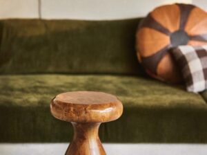 Drewniany stołek kasztanowy HKliving