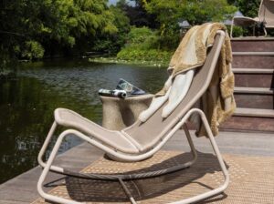 Fotel bujany Tom piaskowy Woood