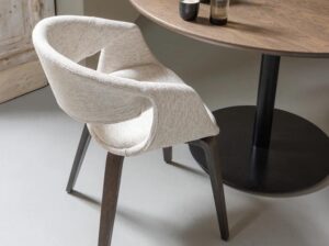 Krzesło do jadalni Yossi naturalne z drewnianymi nogami Woood