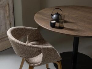 Krzesło do jadalni Yossi piaskowe z drewnianymi nogami Woood