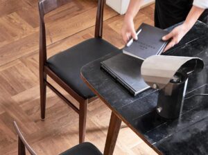 Krzesło Homa 104 w tkaninie Natural Leather Black 366 Concept