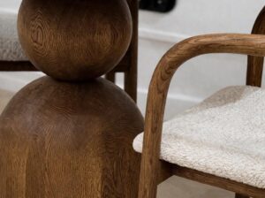 Krzesło Taro z litego drewna Mestiere Home