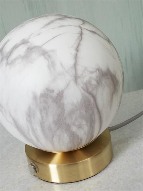 Lampa stołowa Carrara marmur/złoto It’s About RoMi