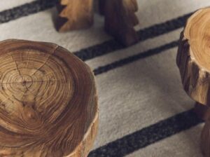 Łukowaty stołek drewniany HKliving