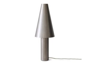 Metalowa lampa stołowa w kształcie stożka HKliving