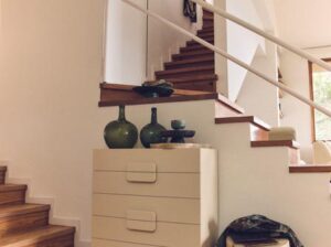 Przestronna szafka z szufladami kremowa HKliving