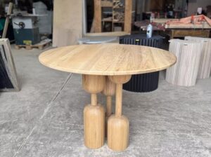 Rozkładany stół dębowy Edera z geometryczną podstawą Mestiere Home