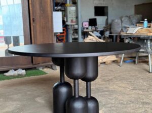 Rozkładany stół dębowy Edera z geometryczną podstawą Mestiere Home