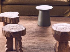 Rzeźbiony stołek drewniany HKliving