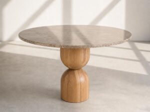 Stół Nuvia z dębową podstawą i okrągłym marmurowym blatem Mestiere Home
