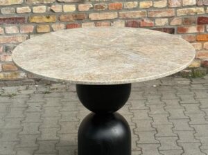 Stół Nuvia z dębową podstawą i okrągłym marmurowym blatem Mestiere Home