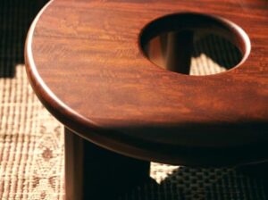 Stolik kawowy Conversation z drewna mango HKliving