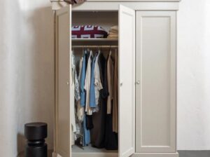 Szafa Olivia z drewna sosnowego dust Woood