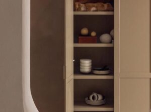 Szafa z drewna sosnowego Gunnar mud Woood