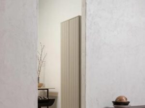 Szafka Gravure z drewna sosnowego dust Woood